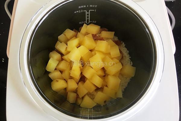 土豆腊肠焖饭的做法图解8