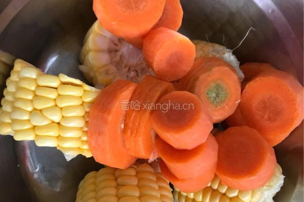 胡萝卜玉米排骨汤的做法图解1