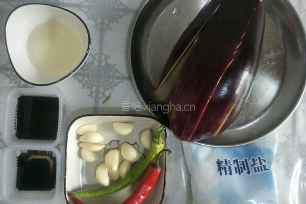 蒜泥蒸茄子的做法图解1