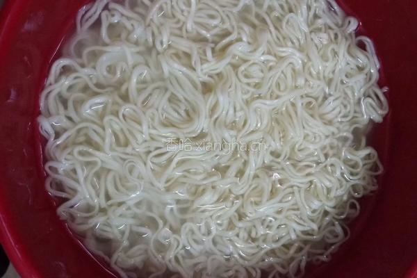 西红柿鸡蛋拌面的做法图解1