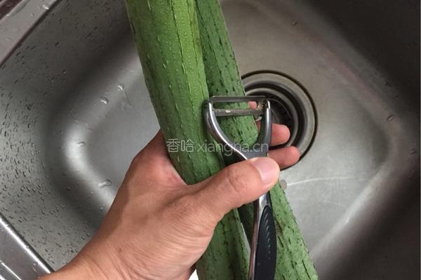 丝瓜炒榨菜的做法图解1