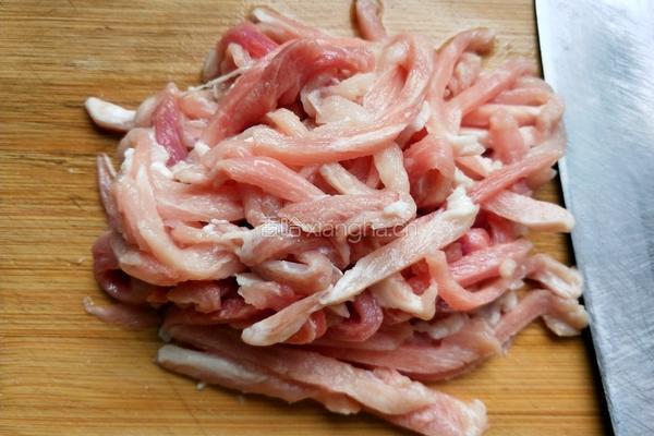 韭菜苔炒肉丝的做法图解3