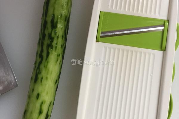 爽脆原味拌黄瓜的做法图解2