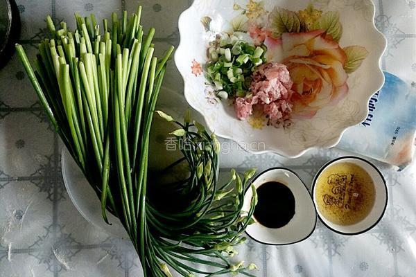 特色肉肉韭苔蒸包的做法图解4