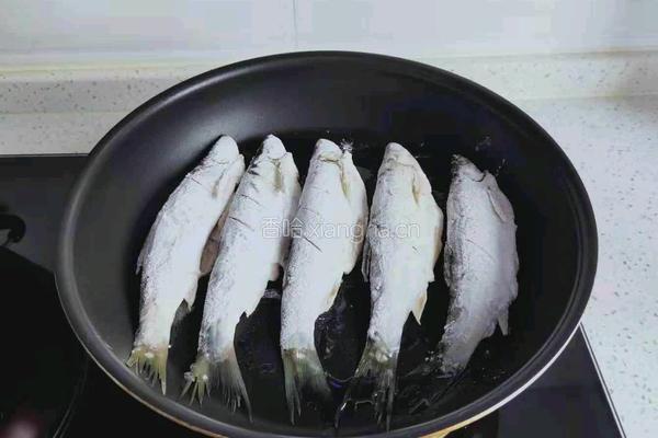 煎青凌子鱼的做法图解8