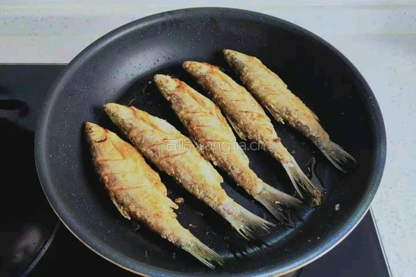 煎青凌子鱼的做法图解10