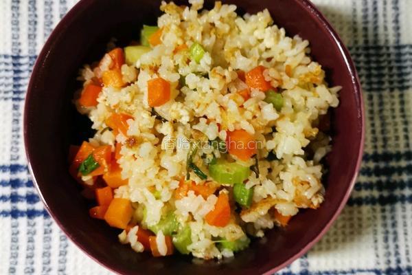 芹菜胡萝卜蛋炒饭的做法图解3