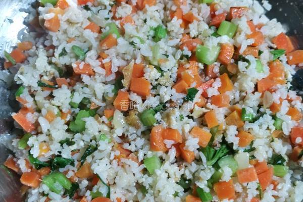芹菜胡萝卜蛋炒饭的做法图解2