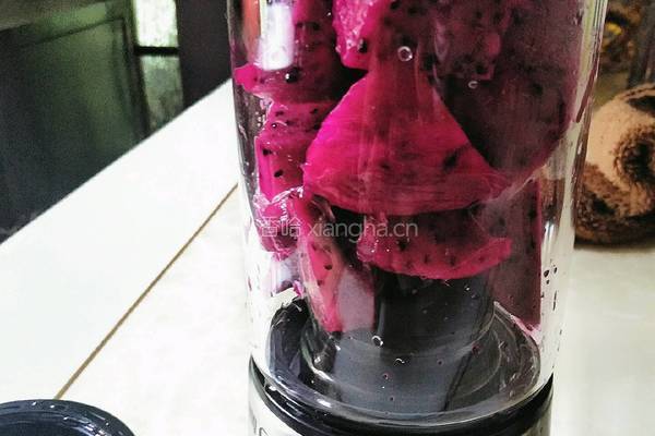 火龙果饮品的做法图解1