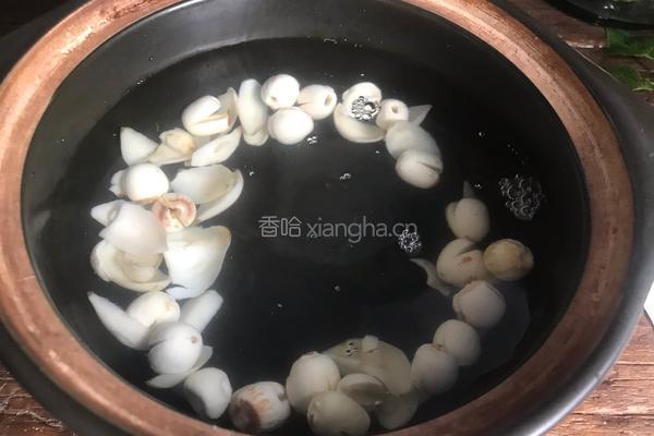 莲子百合小米粥的做法图解3