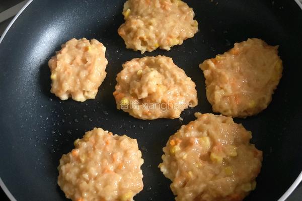 鸡胸肉胡萝卜玉米饼减肥早餐的做法图解3