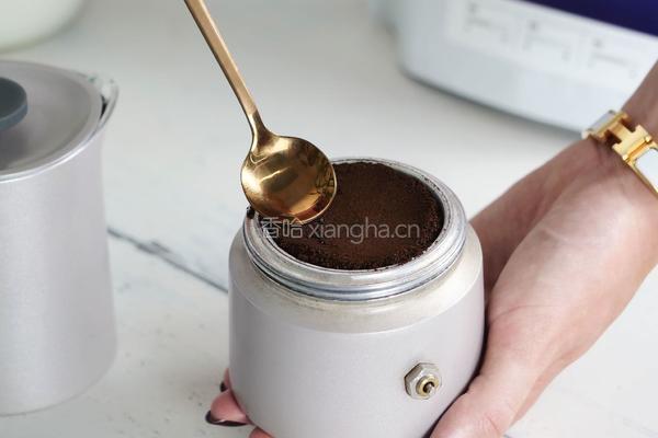 星巴克隐藏菜单中的“抹茶拿铁”的做法图解1