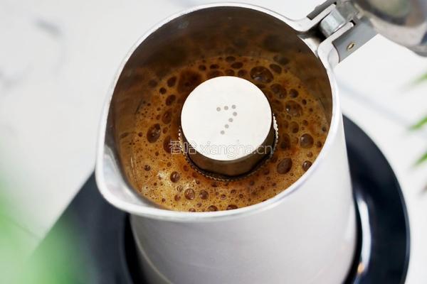 星巴克隐藏菜单中的“抹茶拿铁”的做法图解4