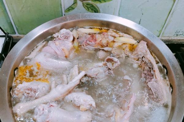 鲜芋响螺片黑豆芡实黄精茶树菇炖母鸡汤的做法图解5