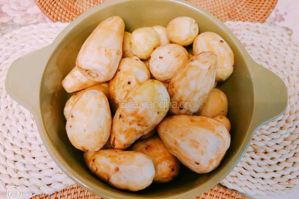 鲜芋响螺片黑豆芡实黄精茶树菇炖母鸡汤的做法图解7