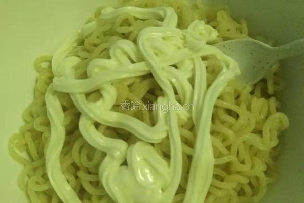沙拉酱拌面的做法图解2