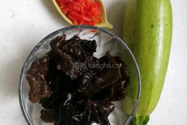 凉拌西湖木耳的做法图解1