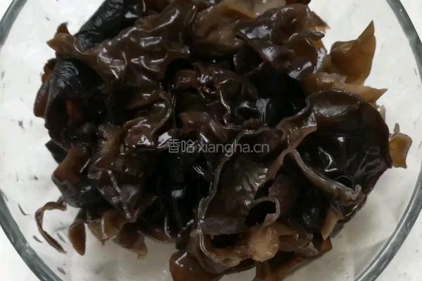 凉拌西湖木耳的做法图解3