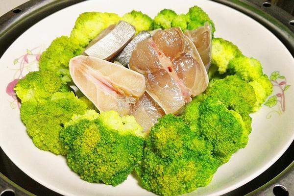 清蒸西兰花鱼块的做法图解8