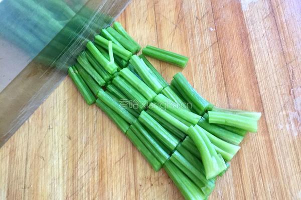 胡芹炒肉丝的做法图解2