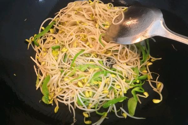 清炒青椒黄豆芽的做法图解8