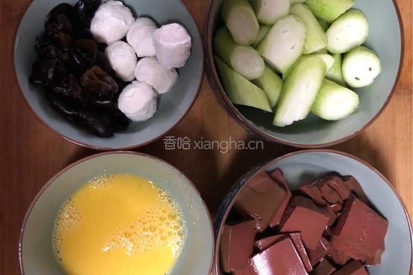 丝瓜鸭血鱼丸汤的做法图解1