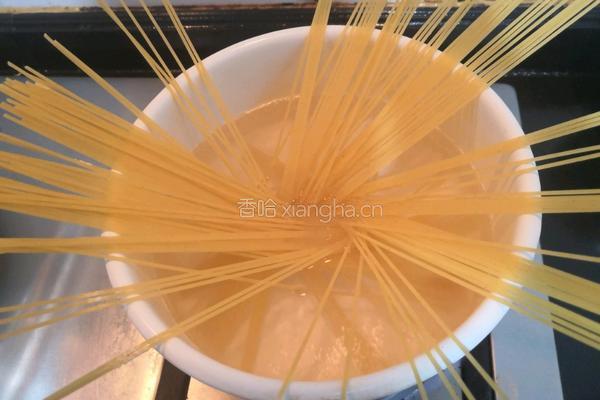 奶香胡萝卜洋葱意面的做法图解2