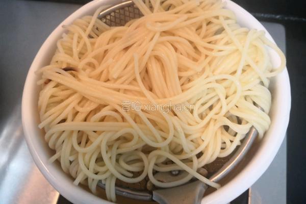 奶香胡萝卜洋葱意面的做法图解4