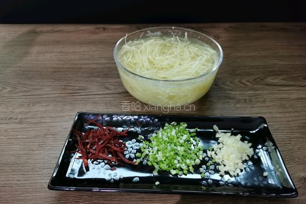 炝拌土豆丝的做法图解1