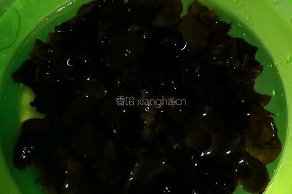 圆白菜炒木耳的做法图解1
