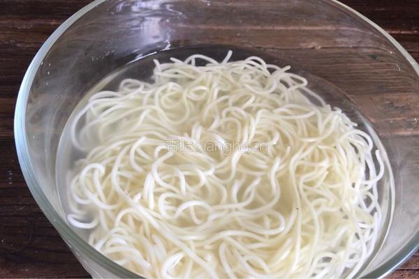 丝瓜拌面的做法图解2