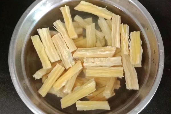 芹菜炒腐竹的做法图解1