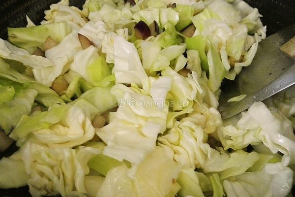 茄子炒卷心菜的做法图解8