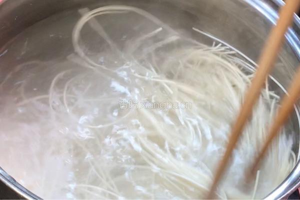 番茄鸡蛋拌面的做法图解1