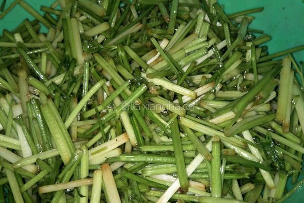 凉拌小芹的做法图解5