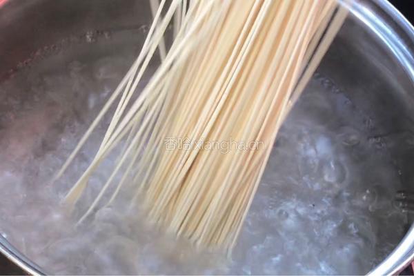 葱油拌面的做法图解1
