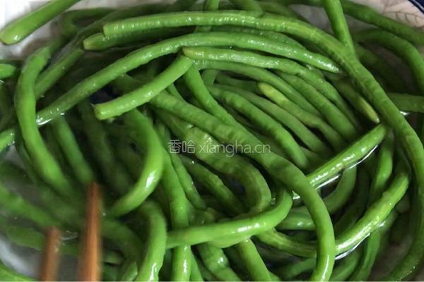 凉拌豆角的做法图解3