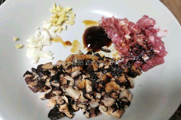 香菇肉末青菜拌面的做法图解2