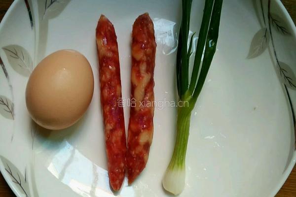 腊肠蛋炒饭的做法图解1