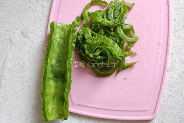 苦瓜鸡蛋饼的做法图解1