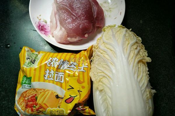 白菜炒芝士拉面的做法图解1