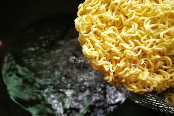 白菜炒芝士拉面的做法图解4