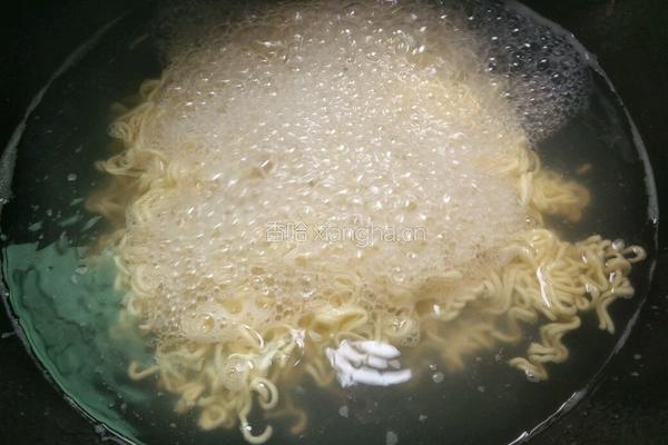 白菜炒芝士拉面的做法图解5