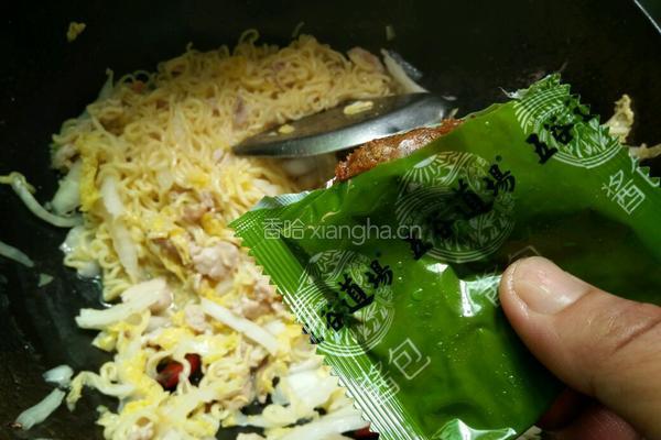 白菜炒芝士拉面的做法图解12