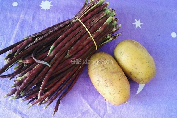 土豆炒红豇豆的做法图解1