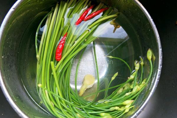 韭菜苔炒肉沫的做法图解3