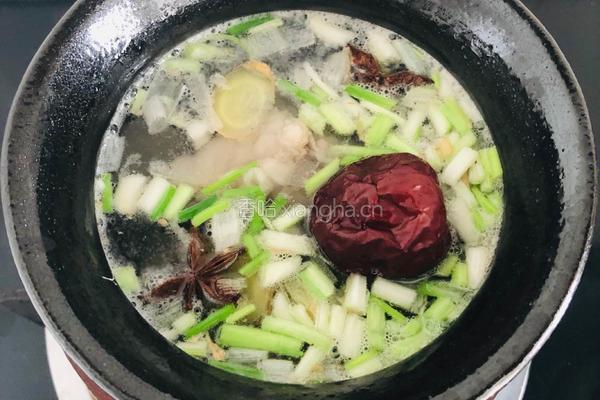 瓦罐排骨玉米汤的做法图解6