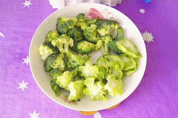 豆芽炒西兰花的做法图解2