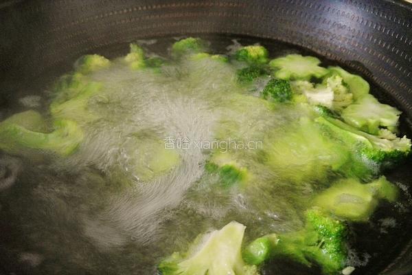 豆芽炒西兰花的做法图解4