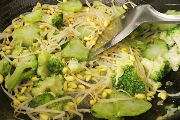 豆芽炒西兰花的做法图解11